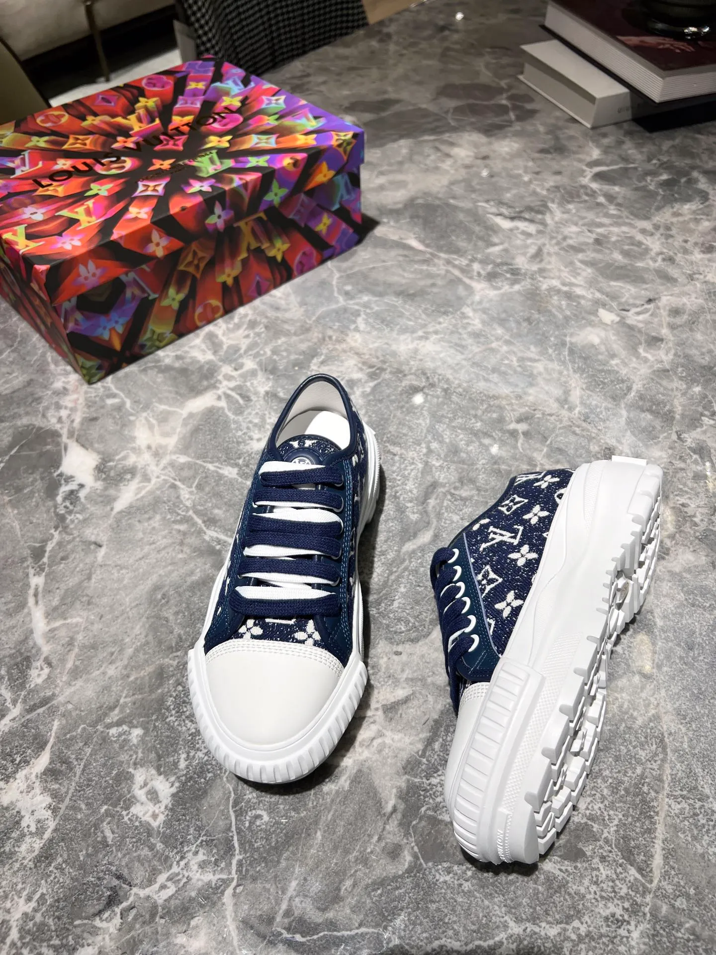 👟👟Ex-factory price 440👟👟 This LV Squad sneaker is made of Monogram denim to stretch out the midsummer comfort. The same color leather outlines the edges, the rubber LV Circle logo embellishes the tongue, and the thick yet lightweight rubber outsole upgrades the comfort again. Yardage: 35-41.